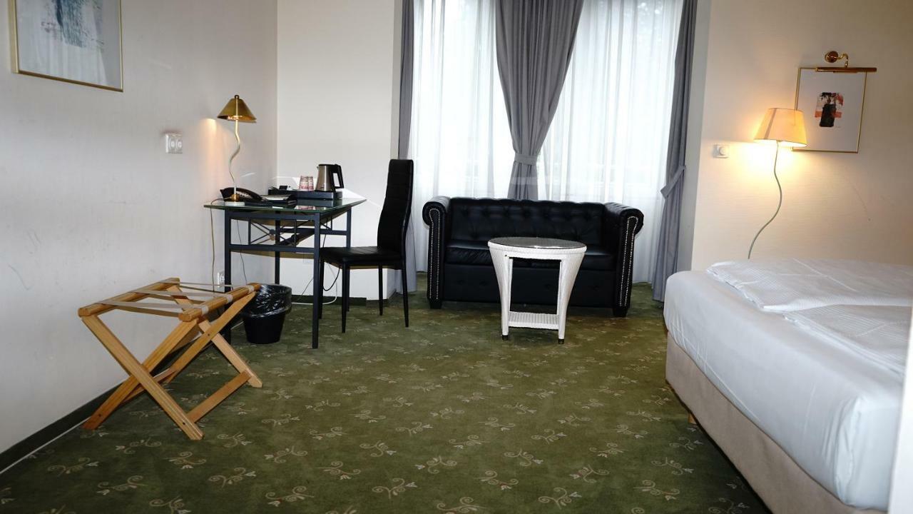 Entree Gross Borstel Garni Hotel Hamburg Exterior photo