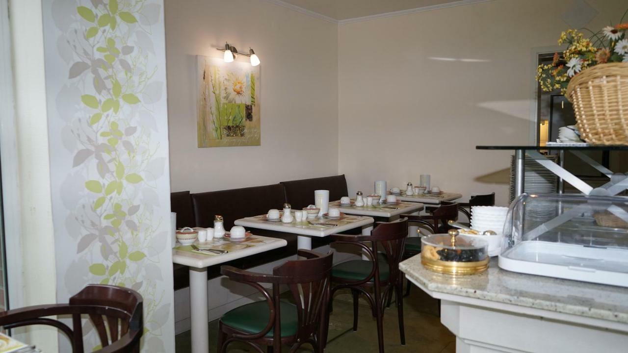 Entree Gross Borstel Garni Hotel Hamburg Exterior photo
